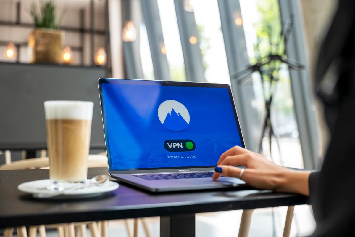 La pantalla de un portátil mostrando una aplicación VPN conectada — un VPN cifra todo tu tráfico en un Wi-Fi público no confiable.